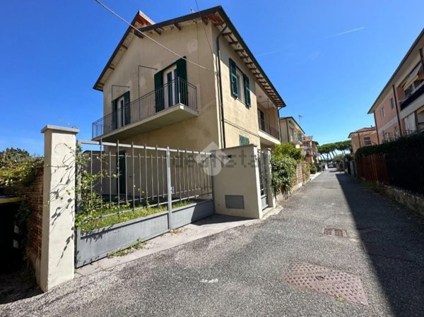 appartamento in vendita a Carrara in zona Marina di Carrara