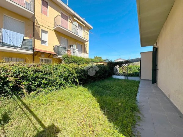 appartamento in vendita a Carrara in zona Marina di Carrara