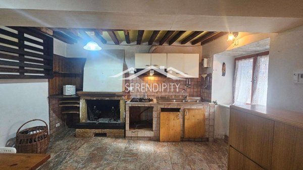 intera palazzina in vendita a Carrara in zona Avenza