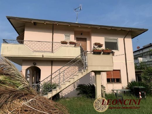 appartamento in vendita a Carrara in zona Fossone
