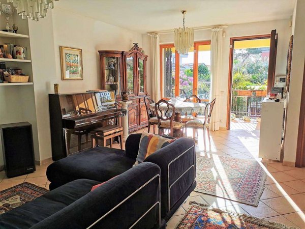 casa indipendente in vendita a Carrara in zona Marina di Carrara
