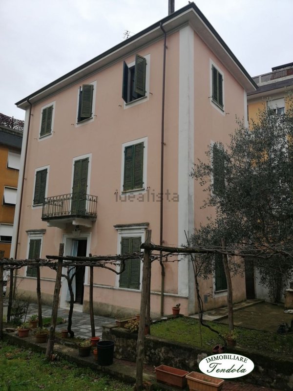 casa indipendente in vendita a Carrara