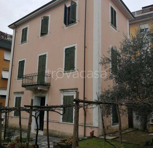 casa indipendente in vendita a Carrara