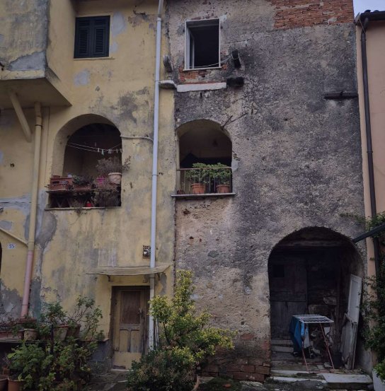 casa indipendente in vendita a Carrara