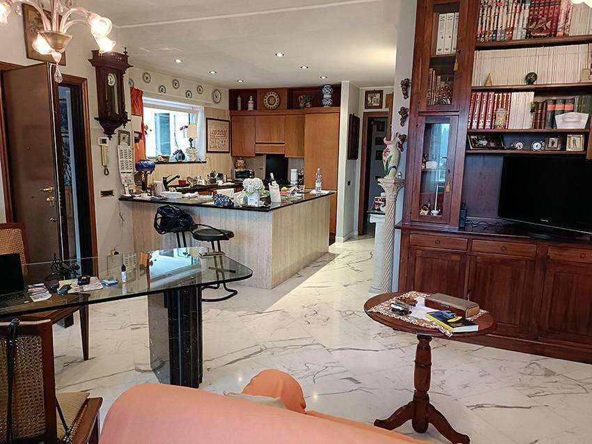 intera palazzina in vendita a Carrara