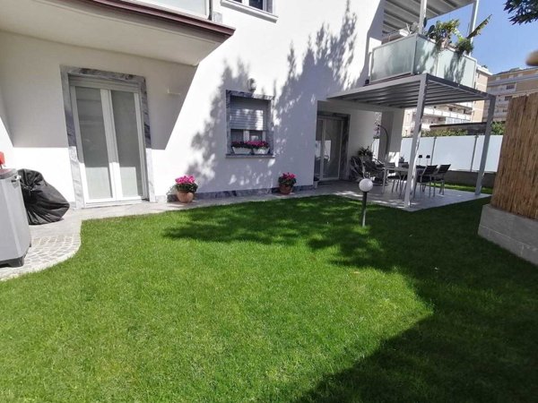 casa semindipendente in vendita a Carrara in zona Marina di Carrara