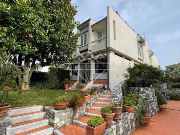 casa indipendente in vendita a Carrara in zona Marina di Carrara
