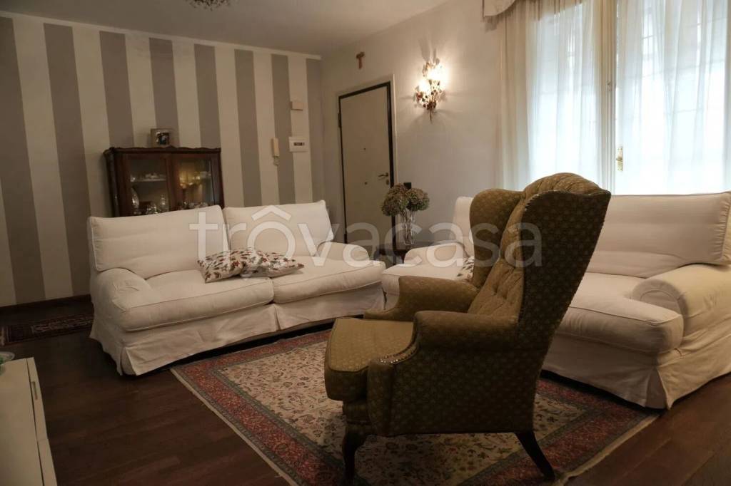 casa indipendente in vendita a Carrara in zona Avenza