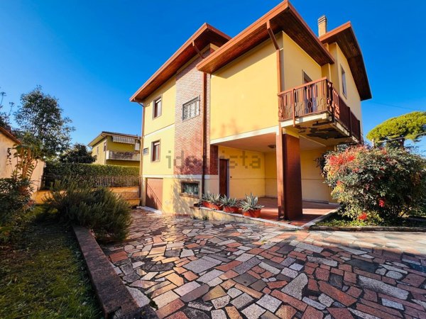 casa indipendente in vendita a Carrara