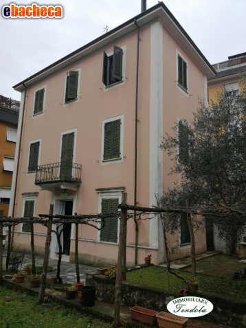 casa indipendente in vendita a Carrara