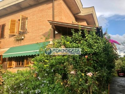 casa indipendente in vendita a Carrara