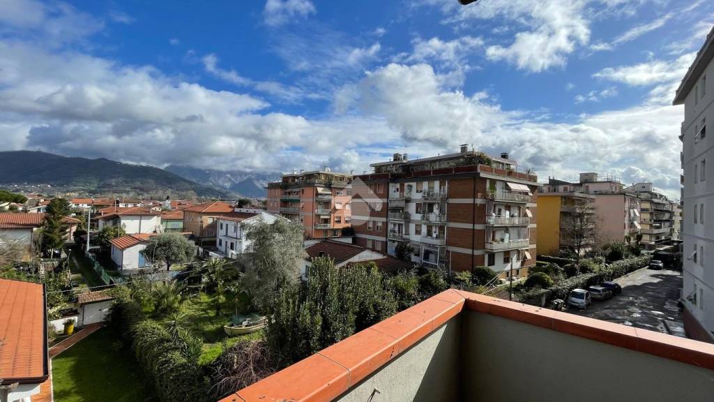 appartamento in vendita a Carrara in zona Marina di Carrara