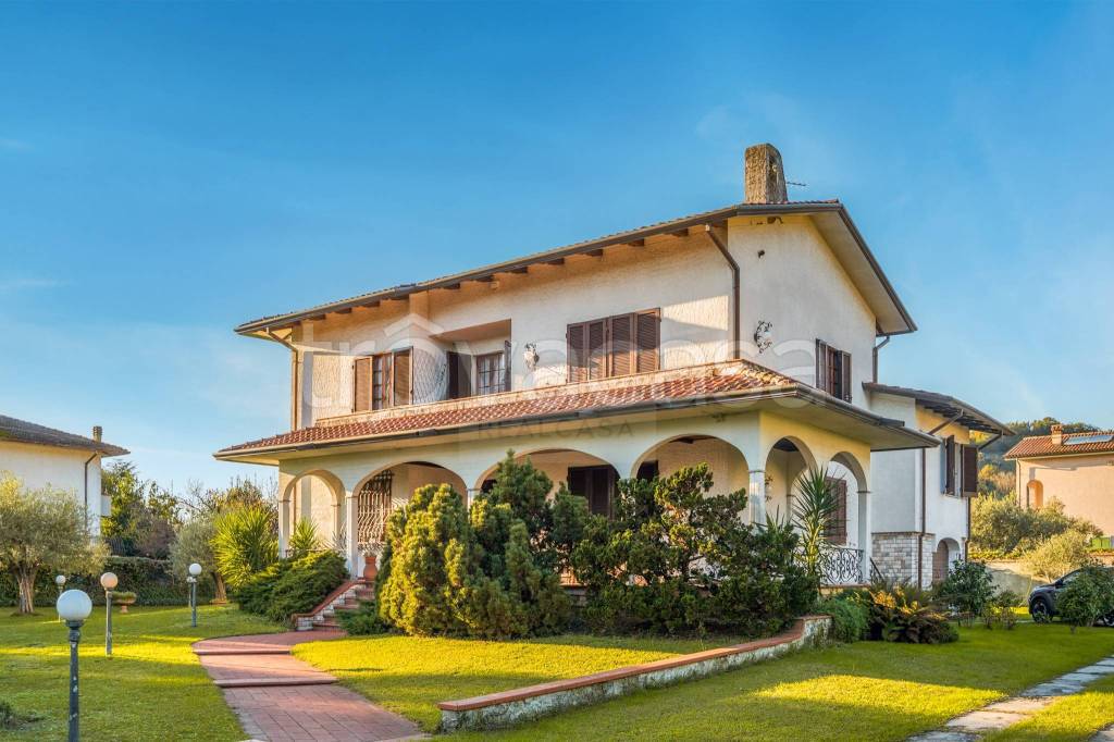 casa indipendente in vendita a Carrara in zona Marina di Carrara