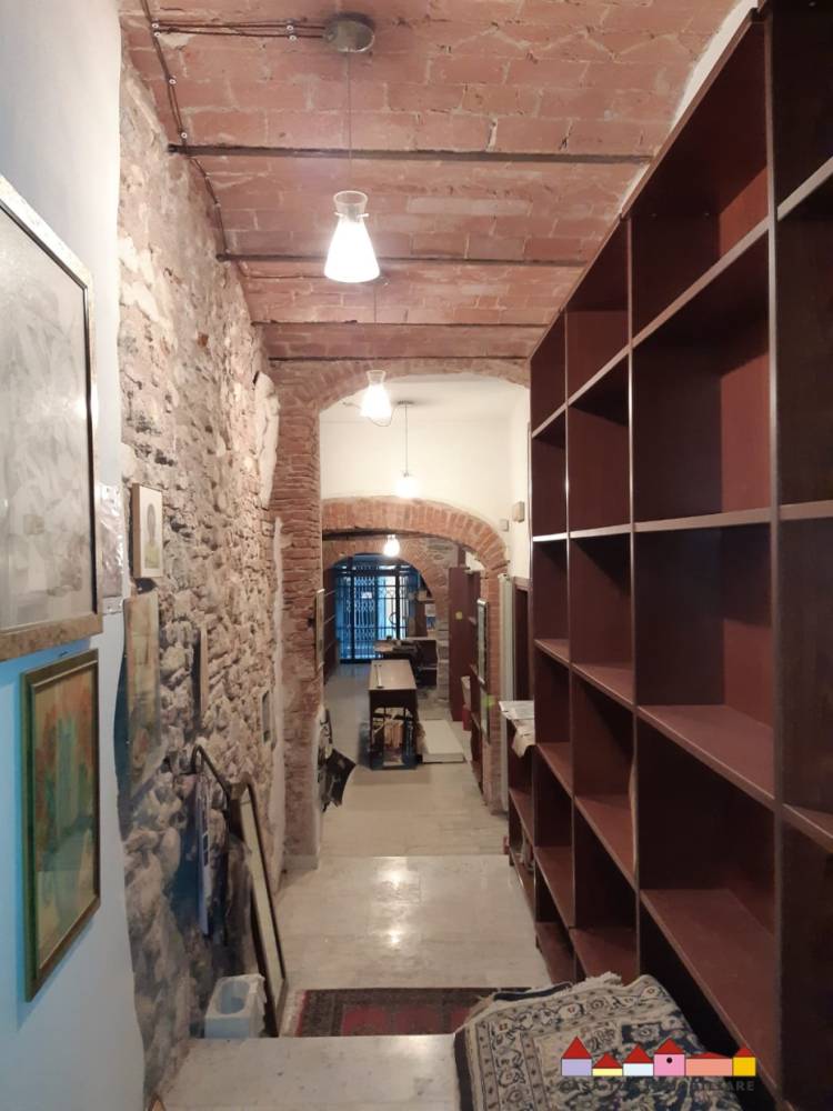 negozio in vendita a Carrara in zona Centro Città