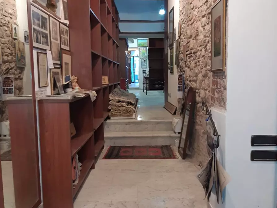 negozio in vendita a Carrara in zona Centro Città