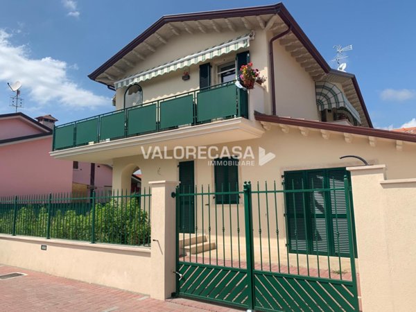 casa indipendente in vendita a Carrara in zona Marina di Carrara