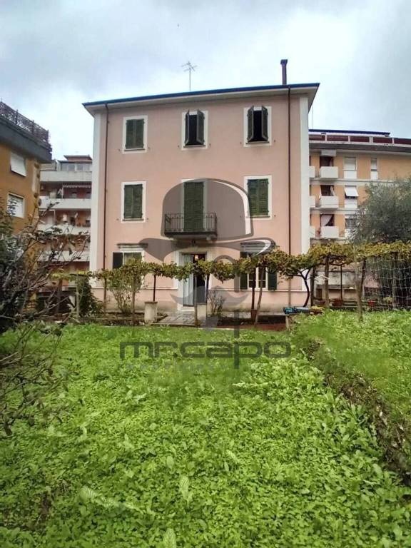 casa indipendente in vendita a Carrara in zona Centro Città