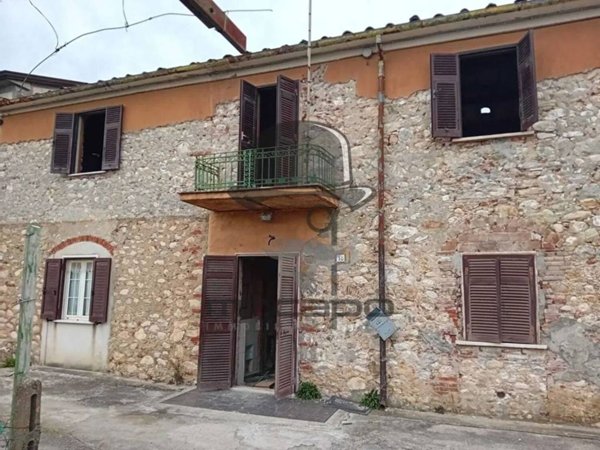 casa indipendente in vendita a Carrara in zona Avenza