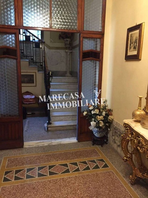 intera palazzina in vendita a Carrara in zona Centro Città