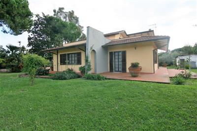casa indipendente in vendita a Carrara in zona Marina di Carrara