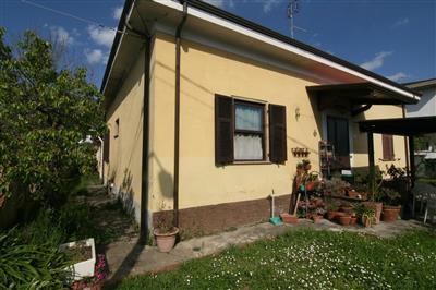 casa indipendente in vendita a Carrara in zona Fossone