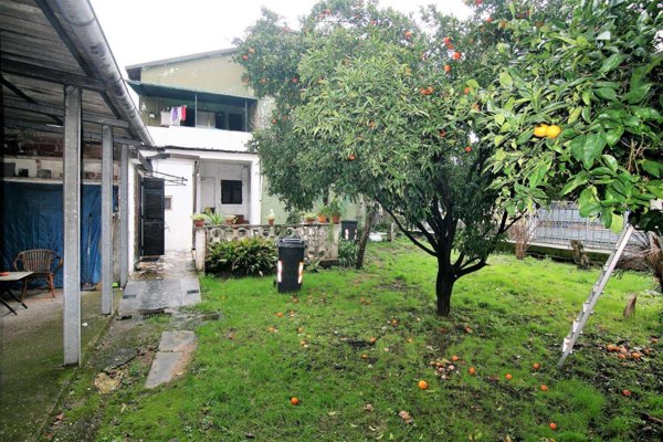 intera palazzina in vendita a Carrara in zona Avenza