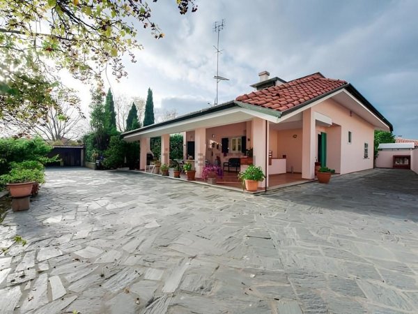 casa indipendente in vendita a Carrara in zona Marina di Carrara