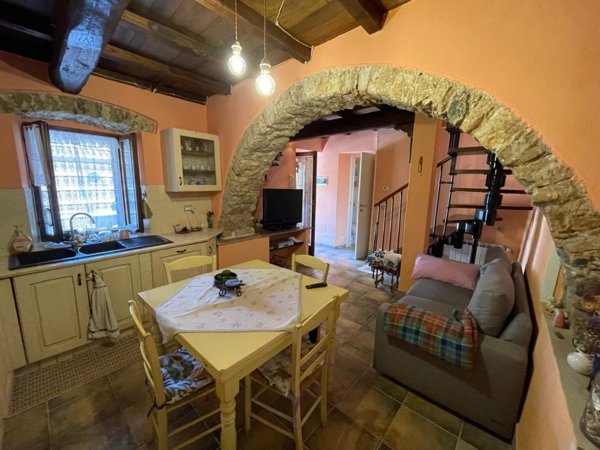 appartamento in vendita a Carrara in zona Torano