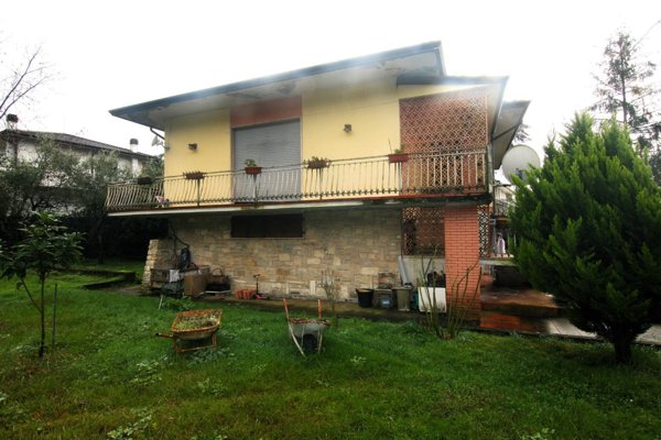 casa indipendente in vendita a Carrara in zona Marasio