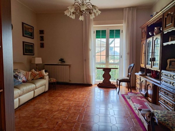 appartamento in vendita a Carrara in zona Bonascola