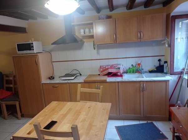 appartamento in vendita a Carrara in zona Castelpoggio