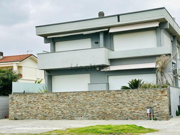 appartamento in vendita a Carrara in zona Marina di Carrara