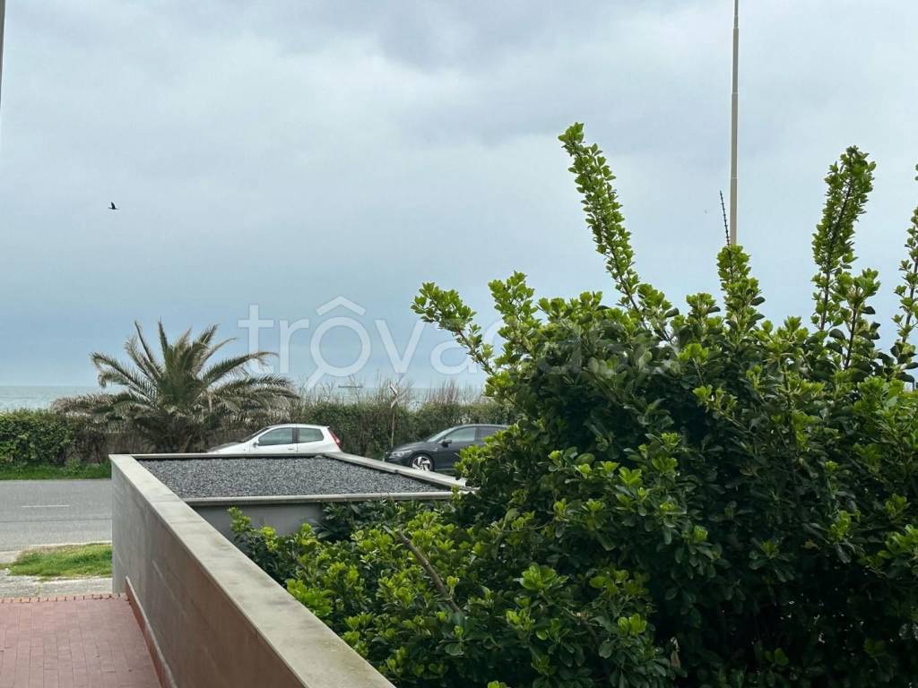 appartamento in vendita a Carrara in zona Marina di Carrara