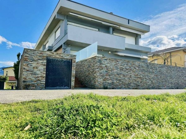 appartamento in vendita a Carrara in zona Marina di Carrara