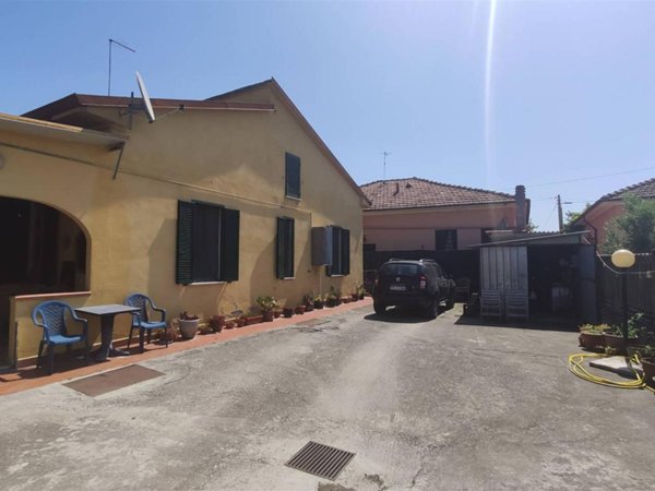 casa indipendente in vendita a Carrara in zona Avenza
