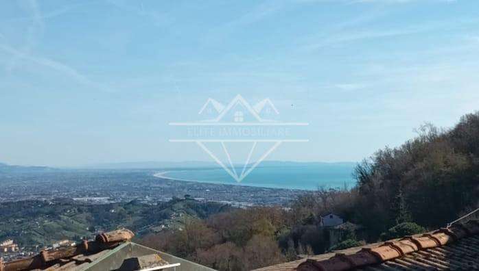 intera palazzina in vendita a Carrara in zona Fontia