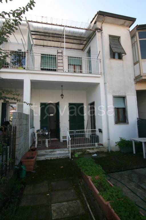intera palazzina in vendita a Carrara in zona Marina di Carrara