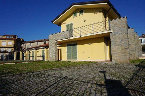 casa indipendente in vendita a Carrara in zona Avenza