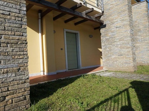casa indipendente in vendita a Carrara in zona Avenza