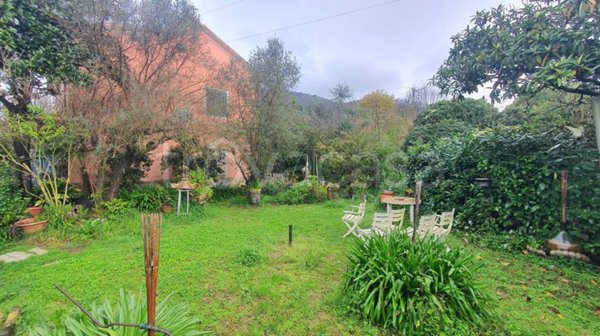 casa indipendente in vendita a Carrara