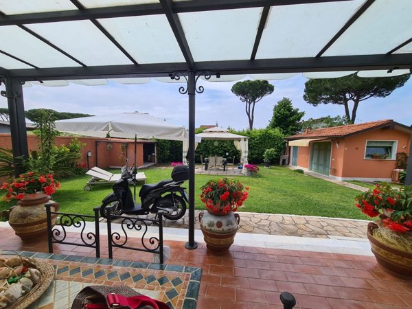 casa indipendente in vendita a Carrara