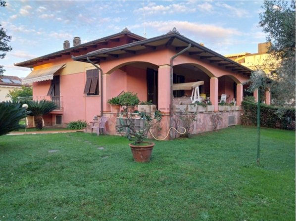 casa indipendente in vendita a Carrara in zona Marina di Carrara