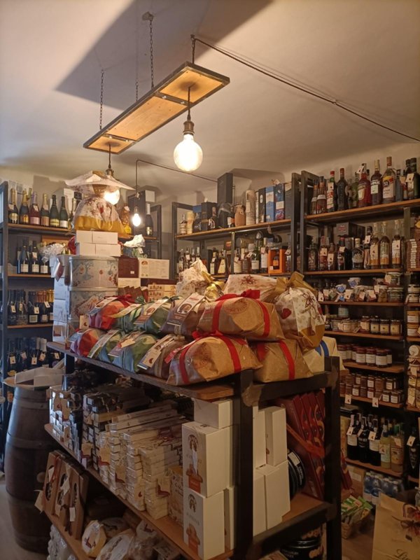 negozio in vendita a Carrara in zona Centro Città