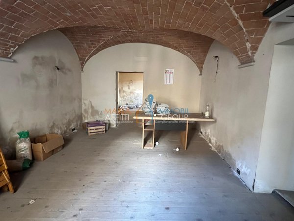 locale di sgombero in vendita a Carrara in zona Avenza