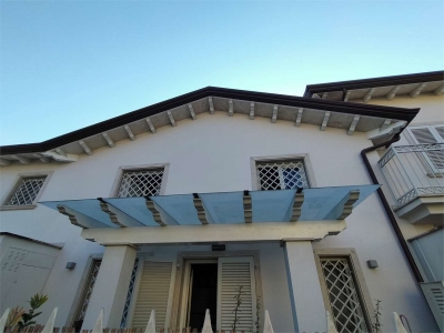 casa indipendente in vendita a Carrara in zona Avenza