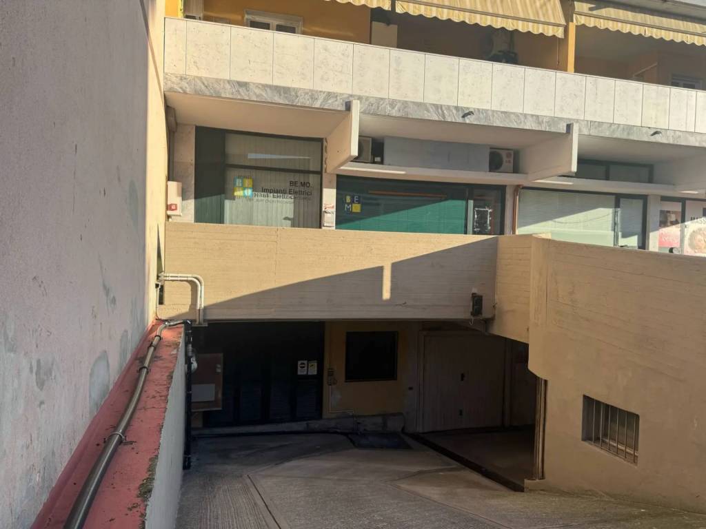 negozio in vendita a Carrara in zona Avenza