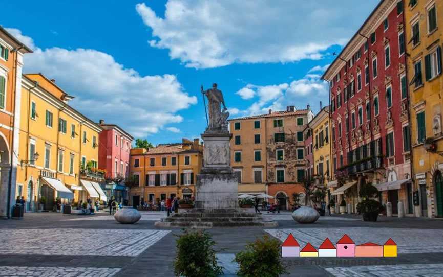 locale commerciale in vendita a Carrara in zona Centro Città