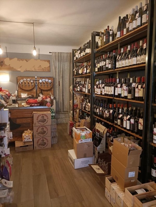 negozio in vendita a Carrara in zona Centro Città