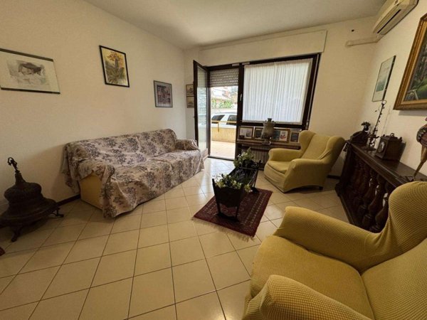 appartamento in vendita a Carrara in zona Marina di Carrara