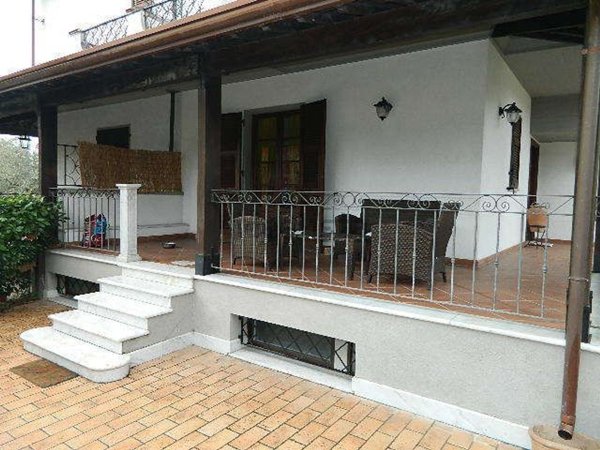 casa indipendente in vendita a Carrara